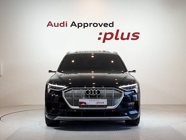 Audi Q8 e-tron 55 quattro 300, 00 kW 4