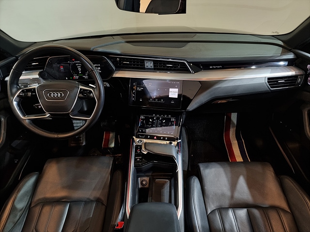 Audi Q8 e-tron 55 quattro 300, 00 kW 8