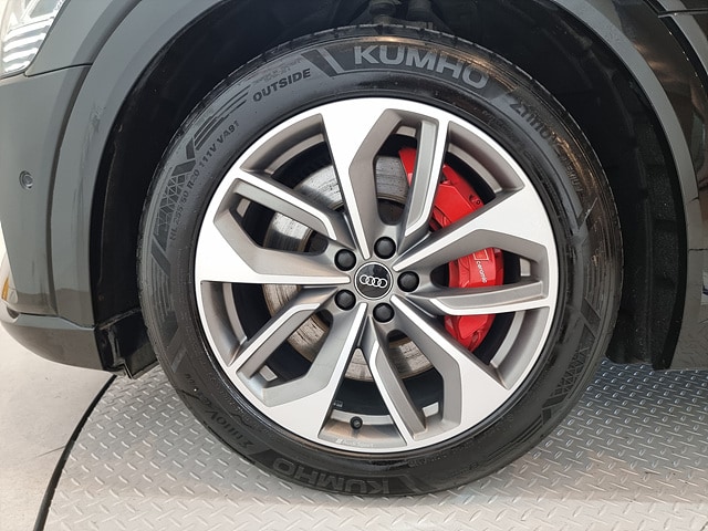 Audi Q8 e-tron 55 quattro 300, 00 kW 6