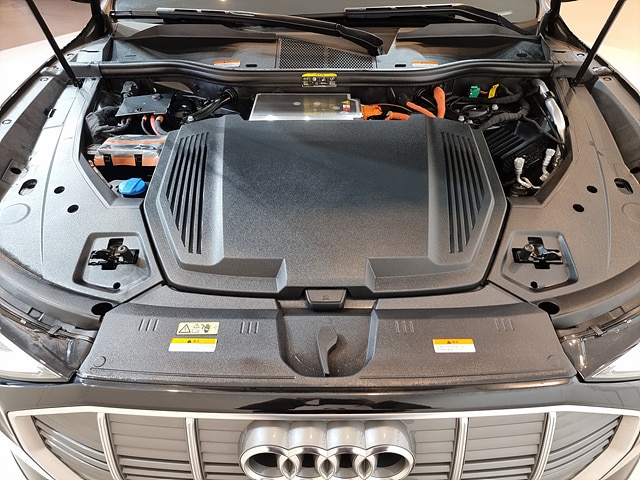 Audi Q8 e-tron 55 quattro 300, 00 kW 7