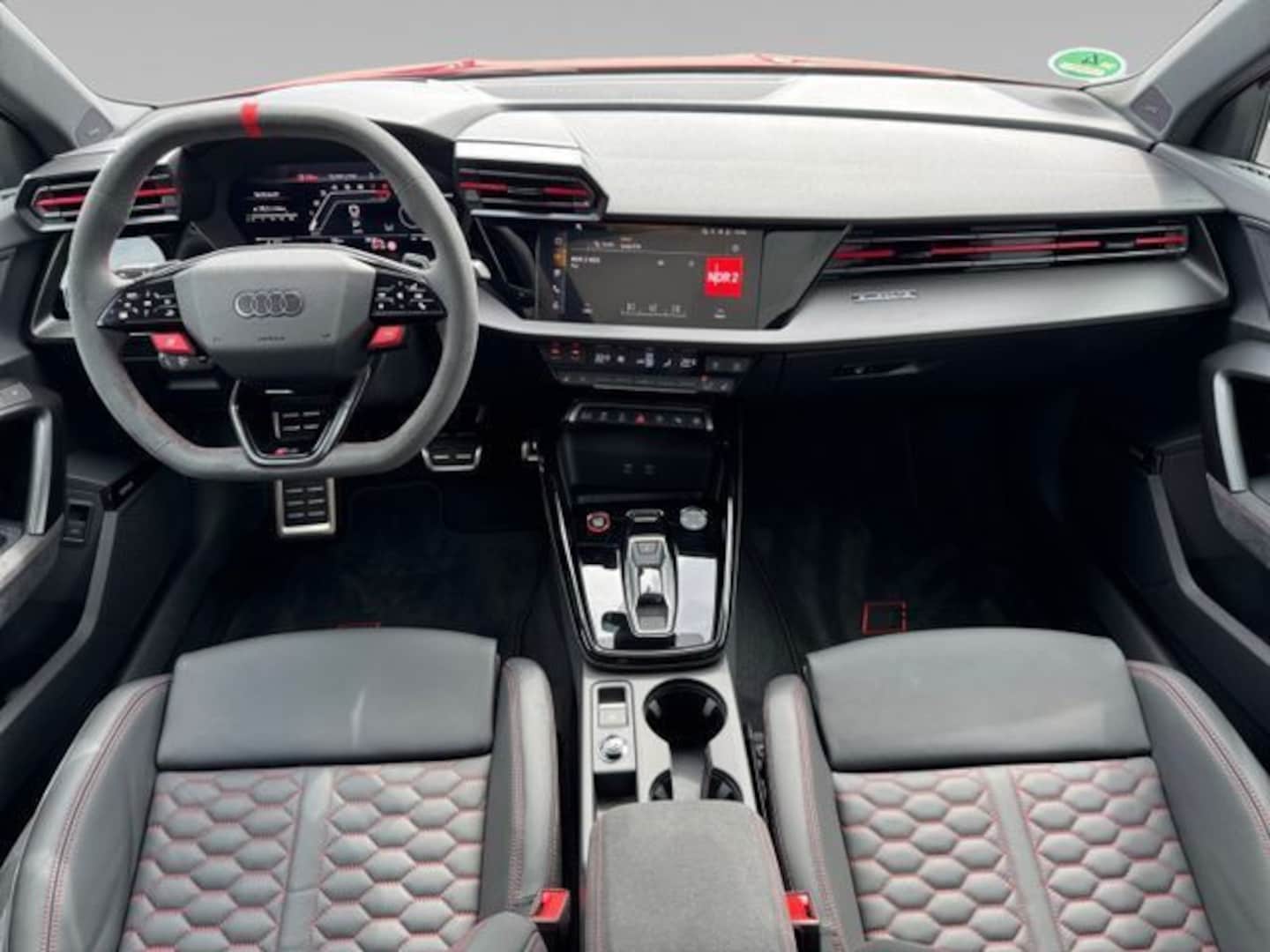 Bild über Audi RS 3 Limousine TFSI quattro S tronic - für weitere Informationen kontaktieren Sie den Audi Partner