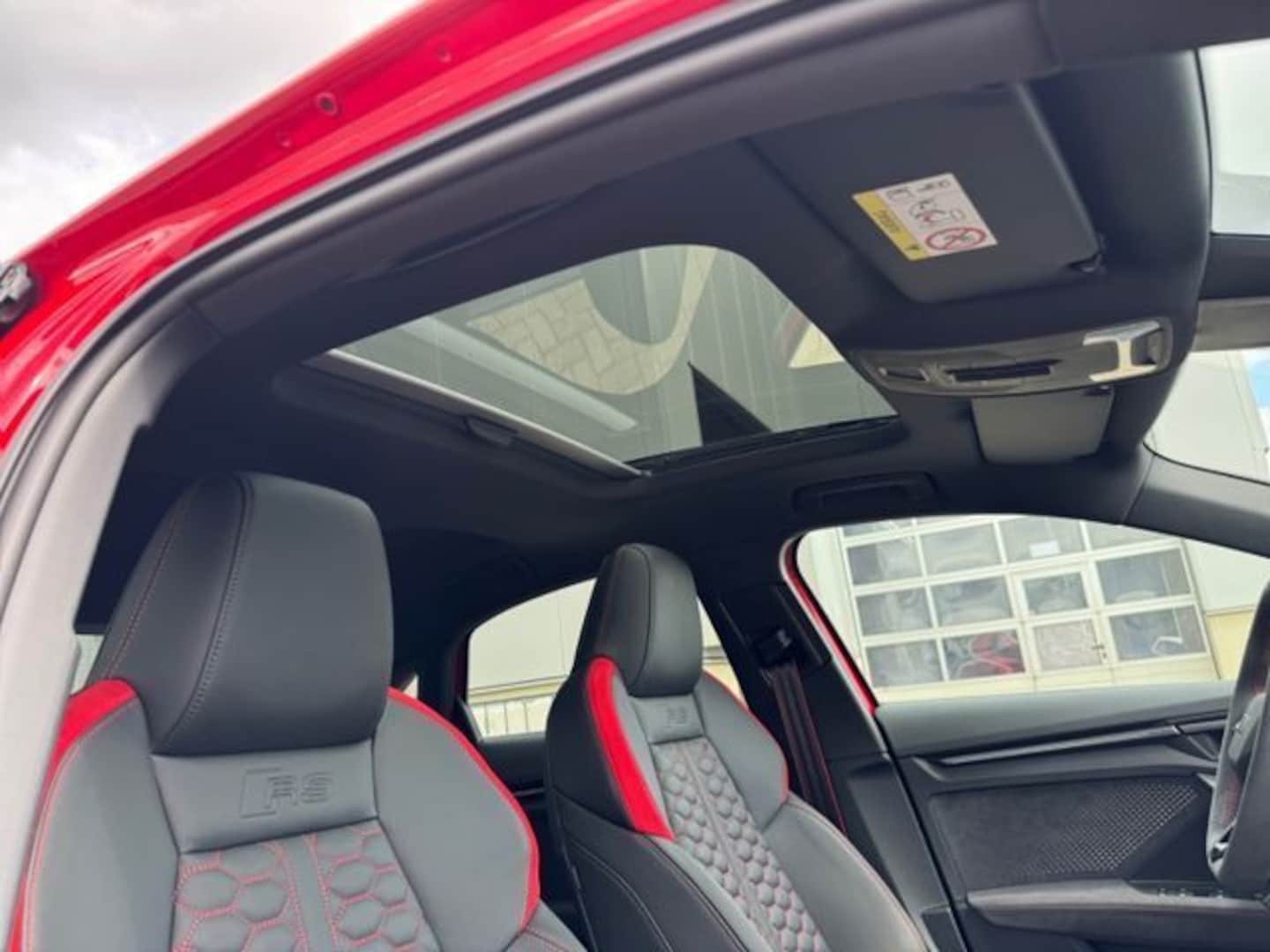 Bild über Audi RS 3 Limousine TFSI quattro S tronic - für weitere Informationen kontaktieren Sie den Audi Partner