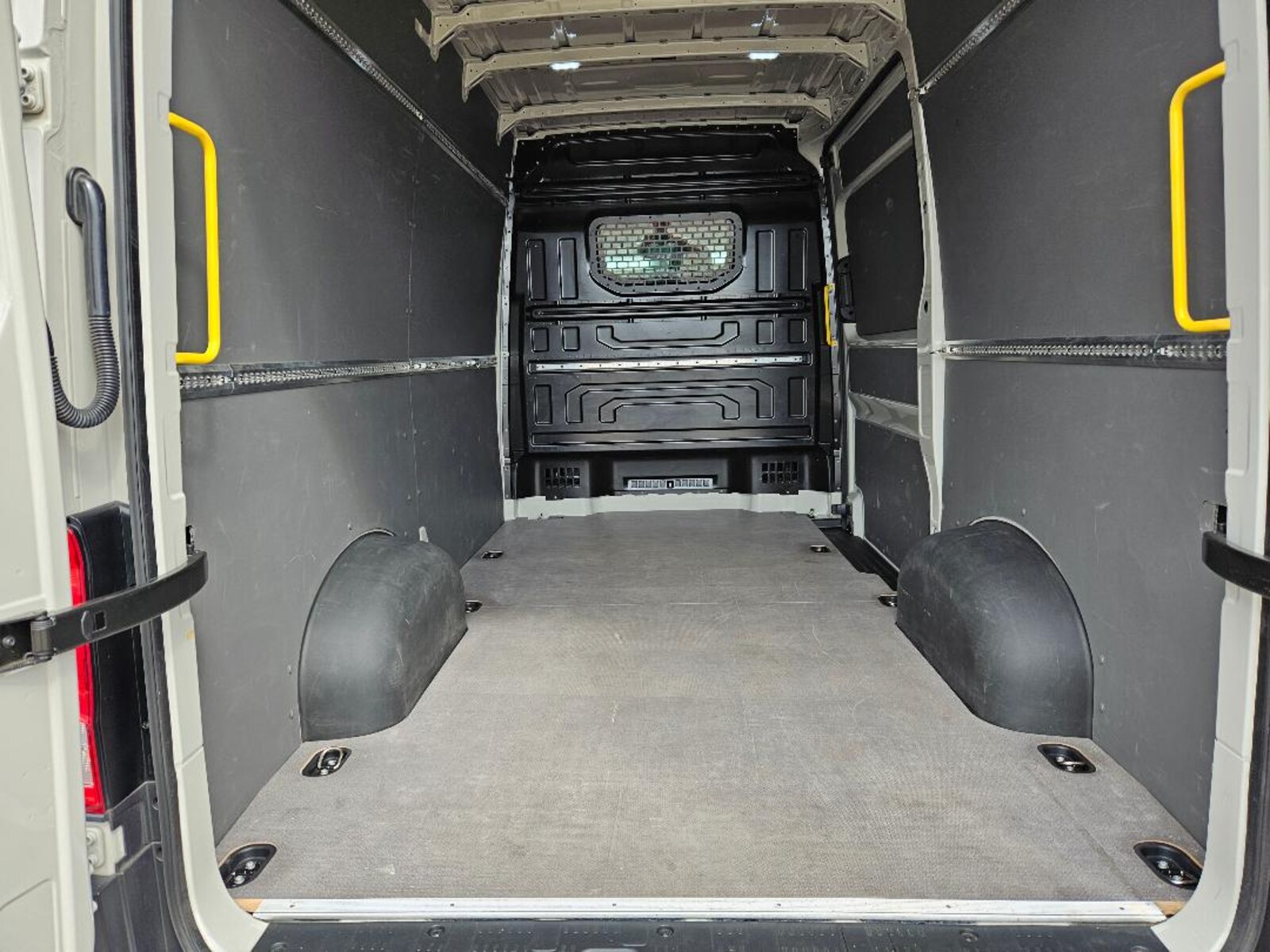Volkswagen Crafter Kasten mittlerer Radstand – Bild 9