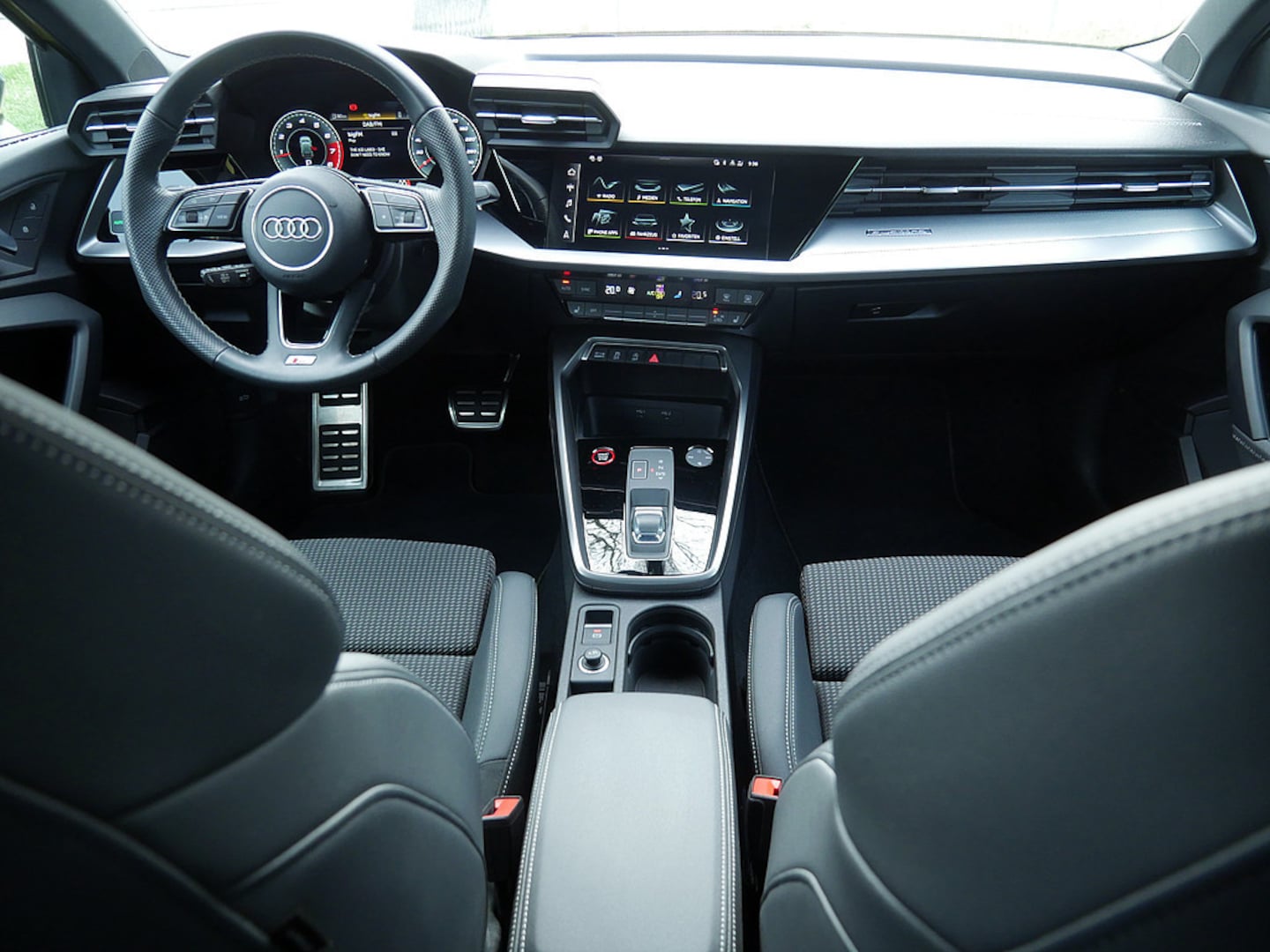 Bild über Audi S3 Sportback TFSI quattro S tronic - für weitere Informationen kontaktieren Sie den Audi Partner