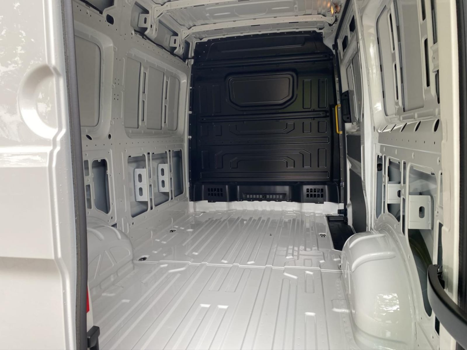 Volkswagen Crafter Kasten mittlerer Radstand – Bild 13