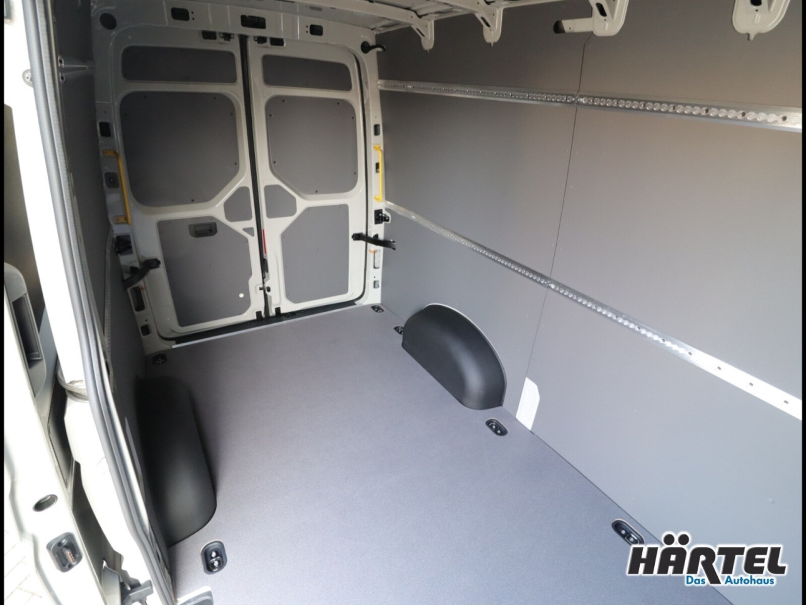 Volkswagen Crafter Kasten mittlerer Radstand – Bild 12