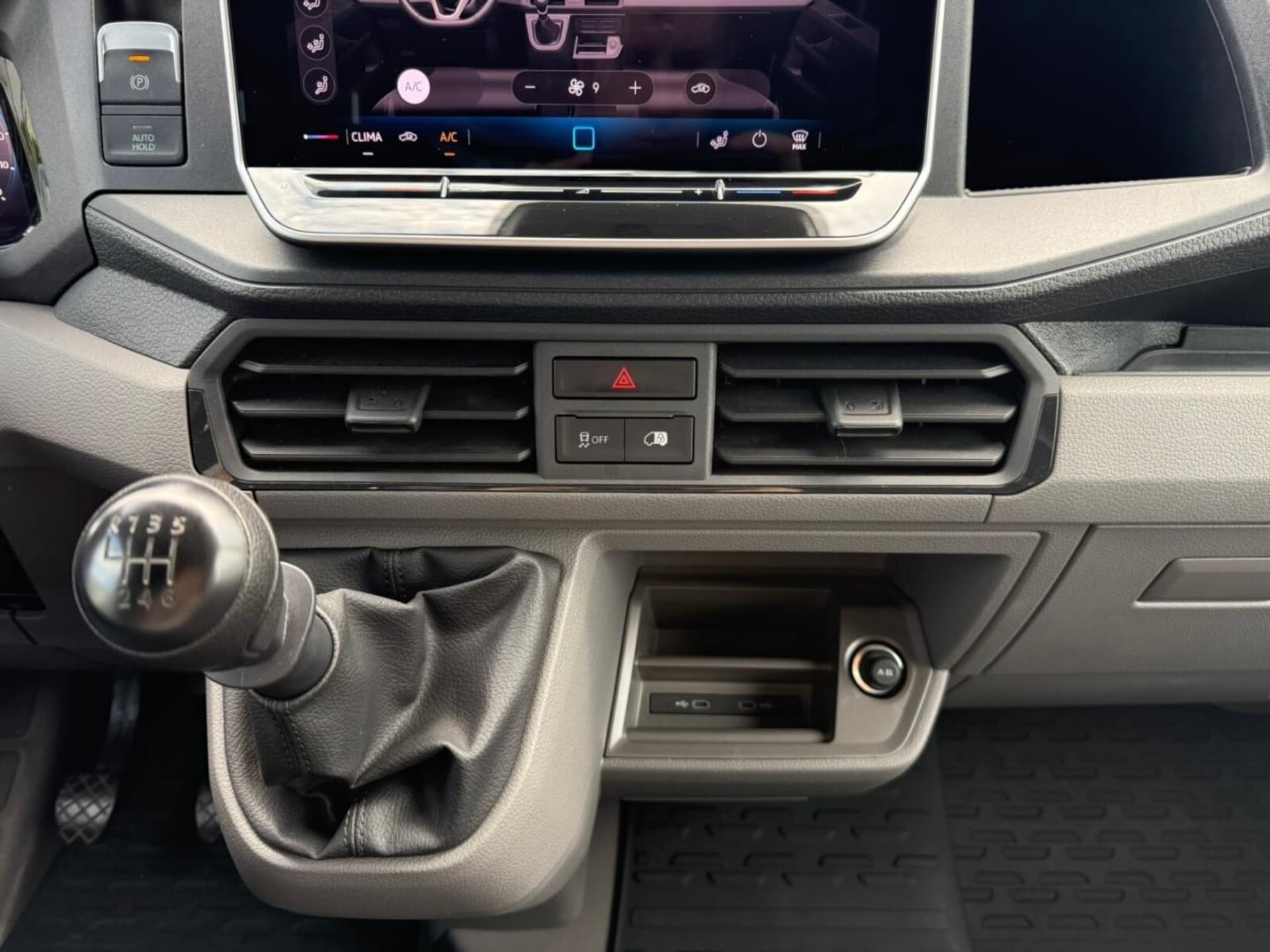 Volkswagen Crafter Furgon średni rozstaw osi