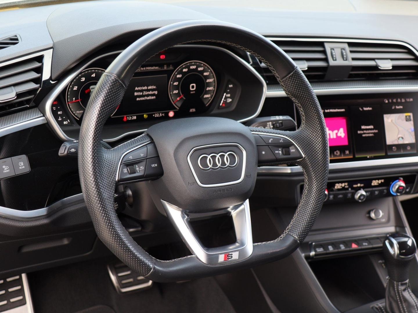 Bild über Audi Q3 S line 40 TFSI quattro S tronic - für weitere Informationen kontaktieren Sie den Audi Partner