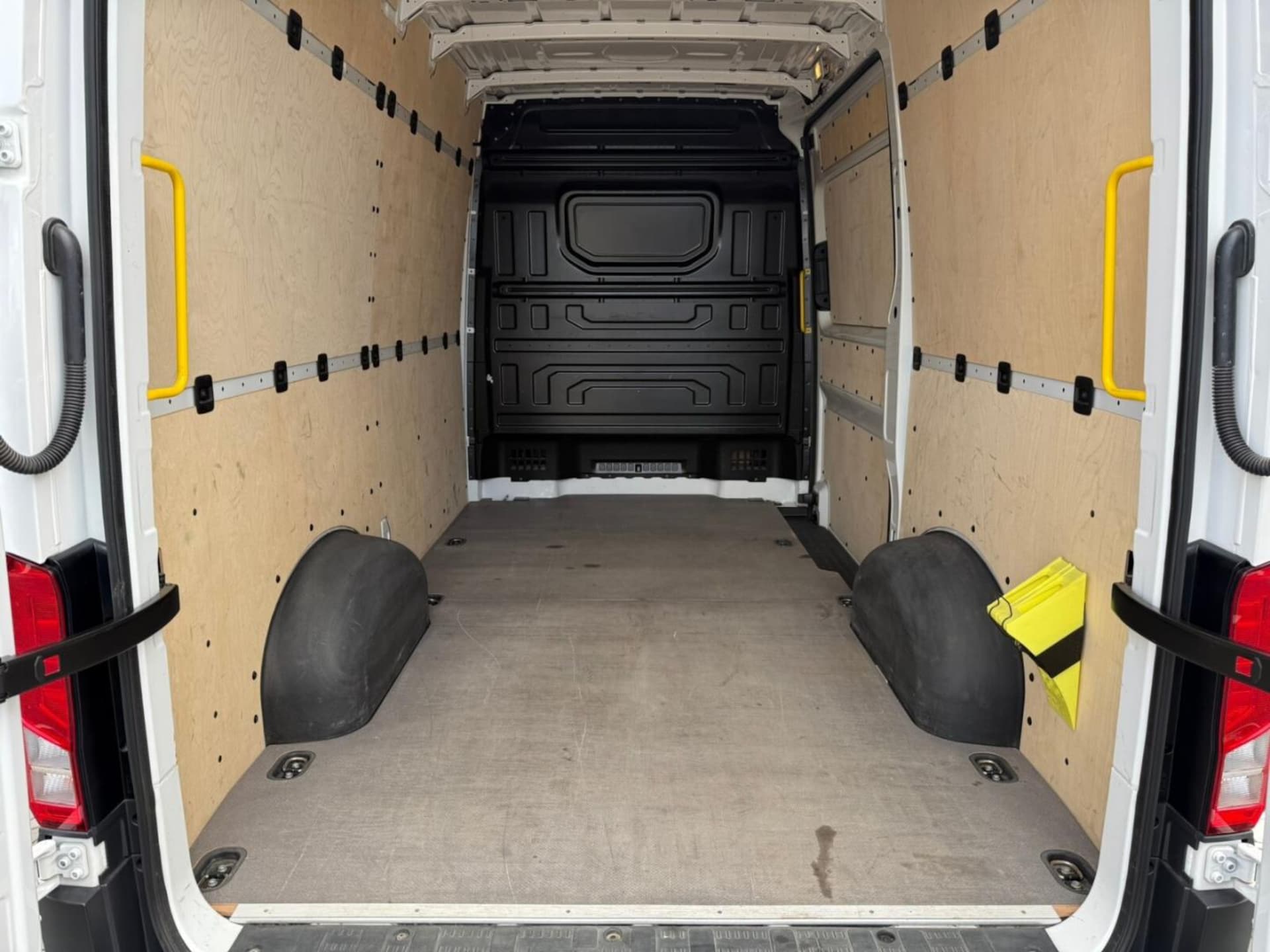 Volkswagen Crafter Furgon średni rozstaw osi