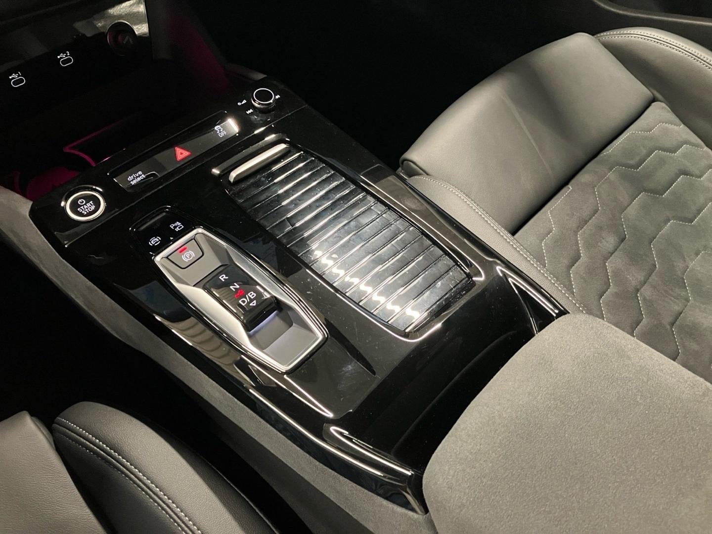 Bild über Audi A6 Avant e-tron e-tron performance - für weitere Informationen kontaktieren Sie den Audi Partner