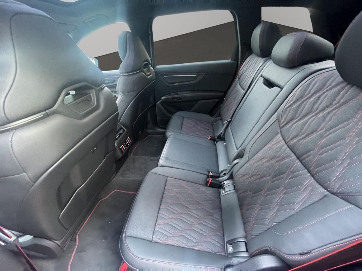 Bild über Audi Q7 SUV TDI quattro 220 kW tiptronic - für weitere Informationen kontaktieren Sie den Audi Partner