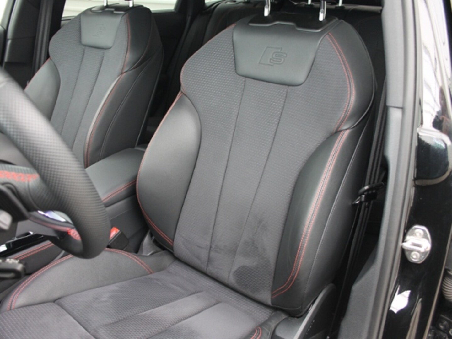 Bild über Audi A4 Avant S line 40 TDI S tronic - für weitere Informationen kontaktieren Sie den Audi Partner