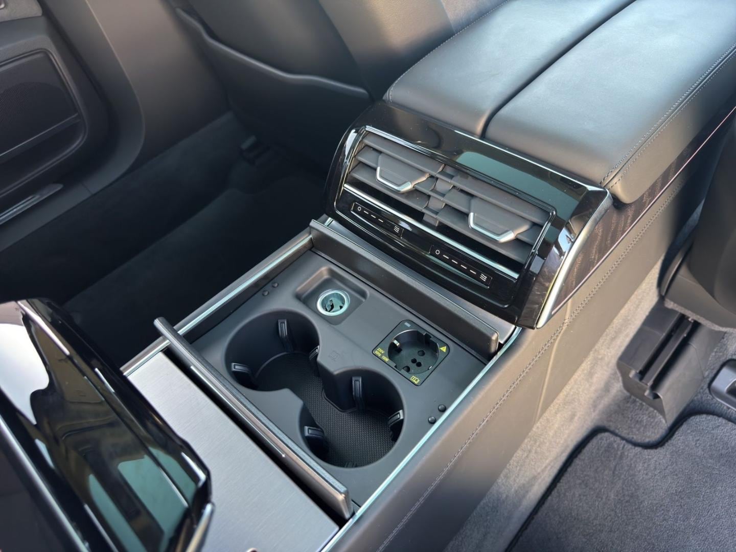 Bild über Audi A8 L TFSI e 60 TFSI e quattro tiptronic - für weitere Informationen kontaktieren Sie den Audi Partner
