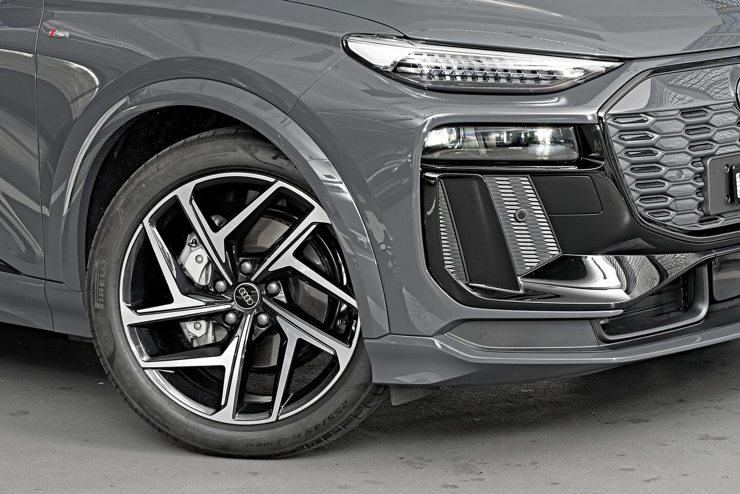 Image about Audi Q6 SUV e-tron e-tron quattro