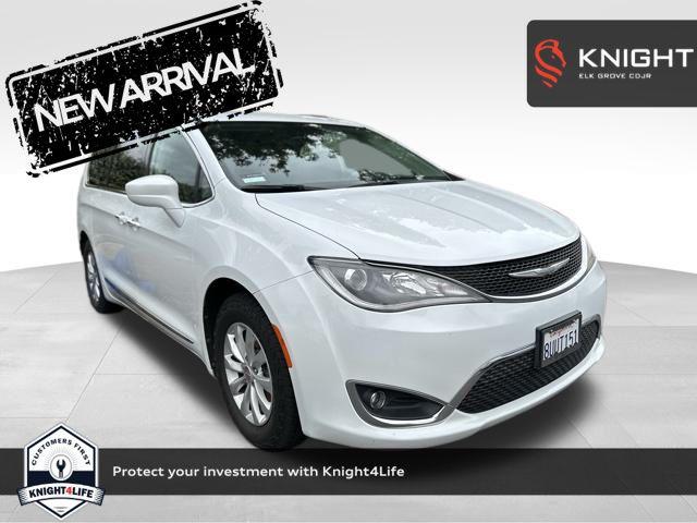 2018 Chrysler Pacifica Touring L's photo