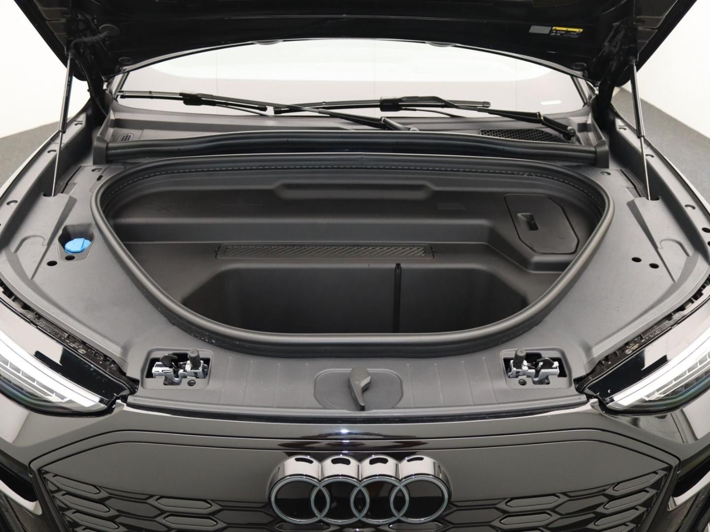 Bild über Audi Q6 SUV e-tron S line business e-tron quattro 315 kW - für weitere Informationen kontaktieren Sie den Audi Partner
