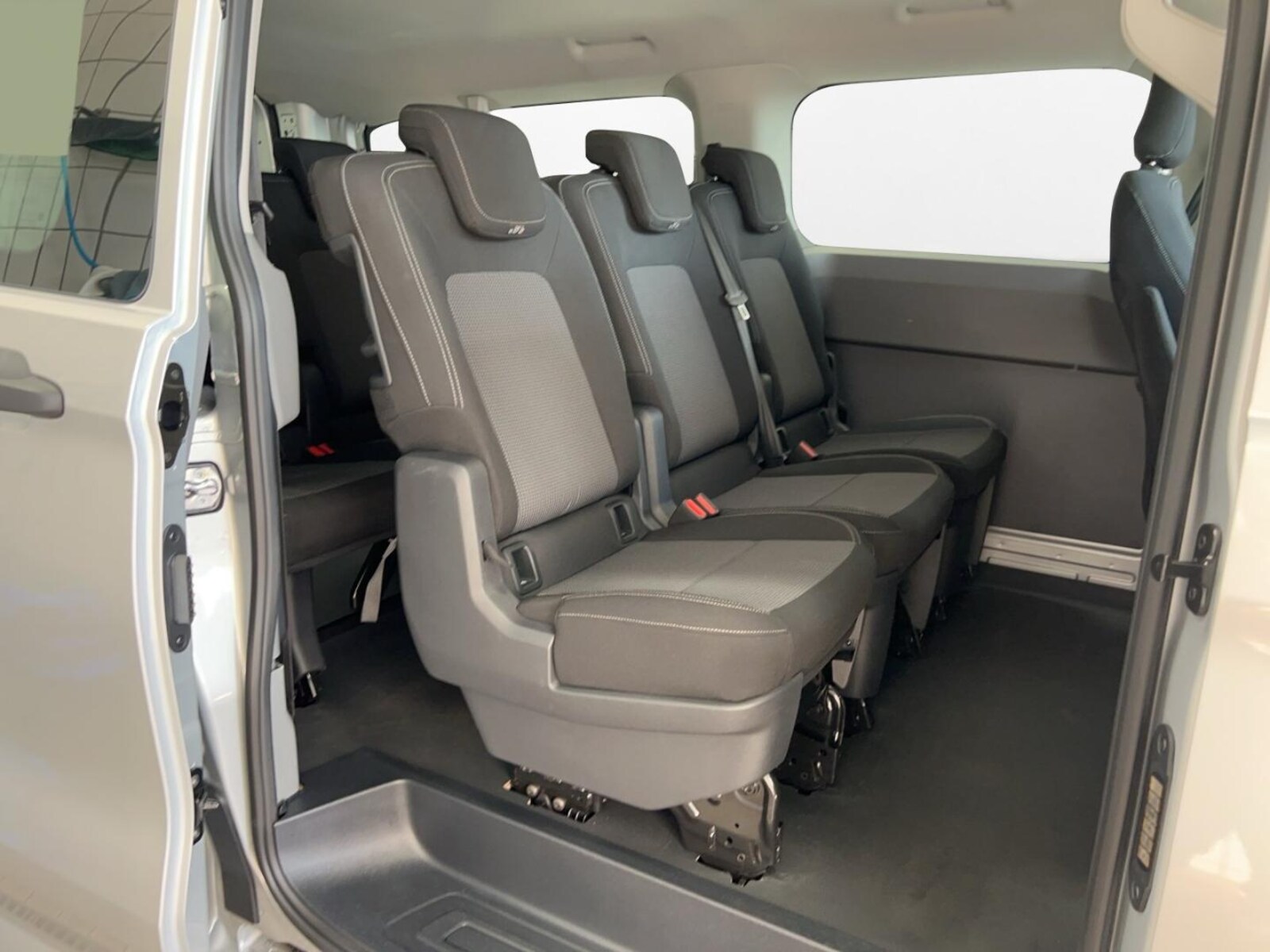 Volkswagen Transporter Kombi langer Radstand – Bild 11