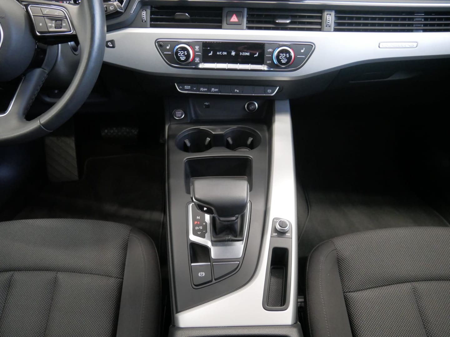Bild über Audi A4 Avant S line 40 TFSI quattro S tronic - für weitere Informationen kontaktieren Sie den Audi Partner
