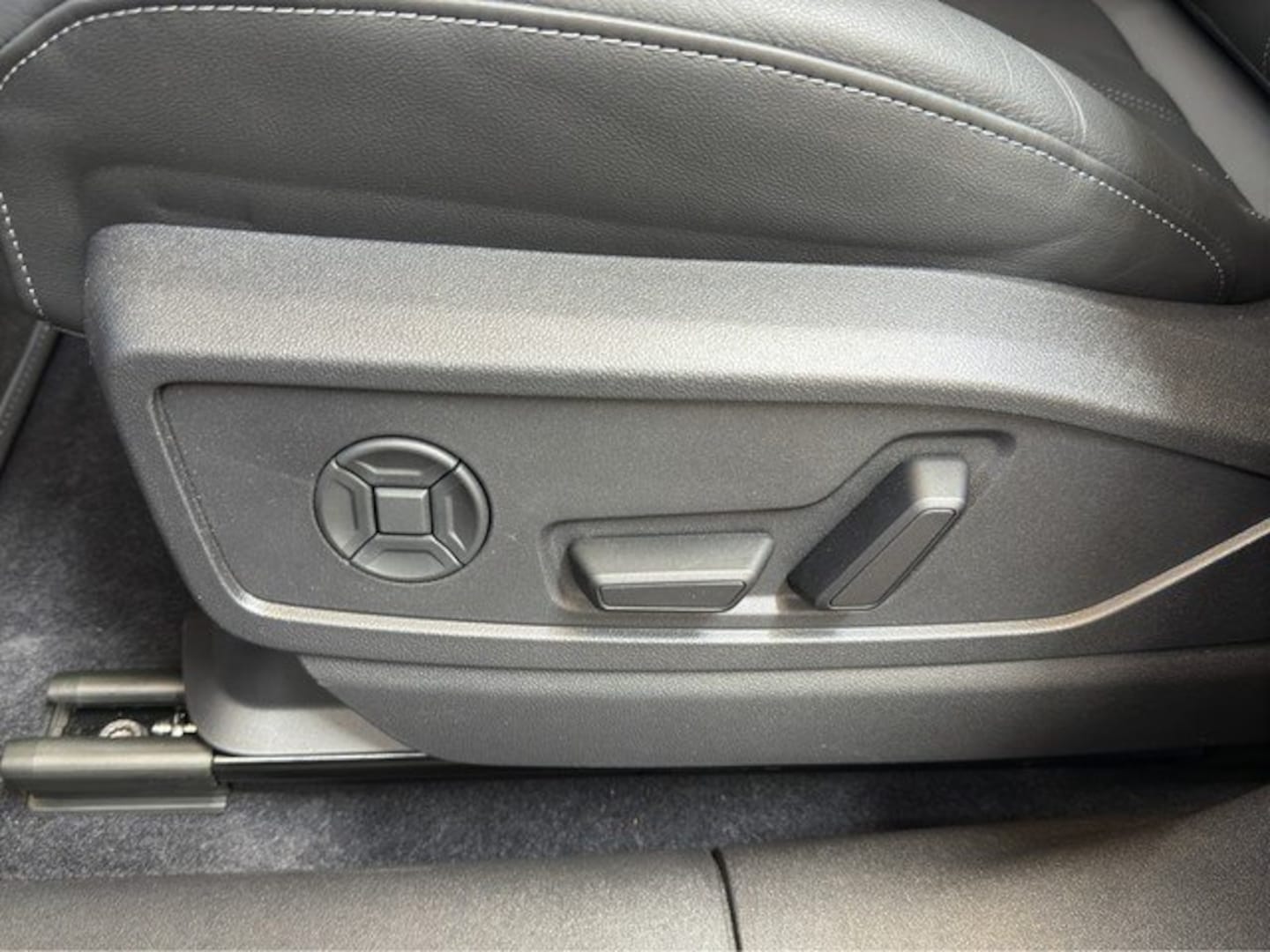 Bild über Audi Q5 SUV TDI quattro 150 kW S tronic - für weitere Informationen kontaktieren Sie den Audi Partner