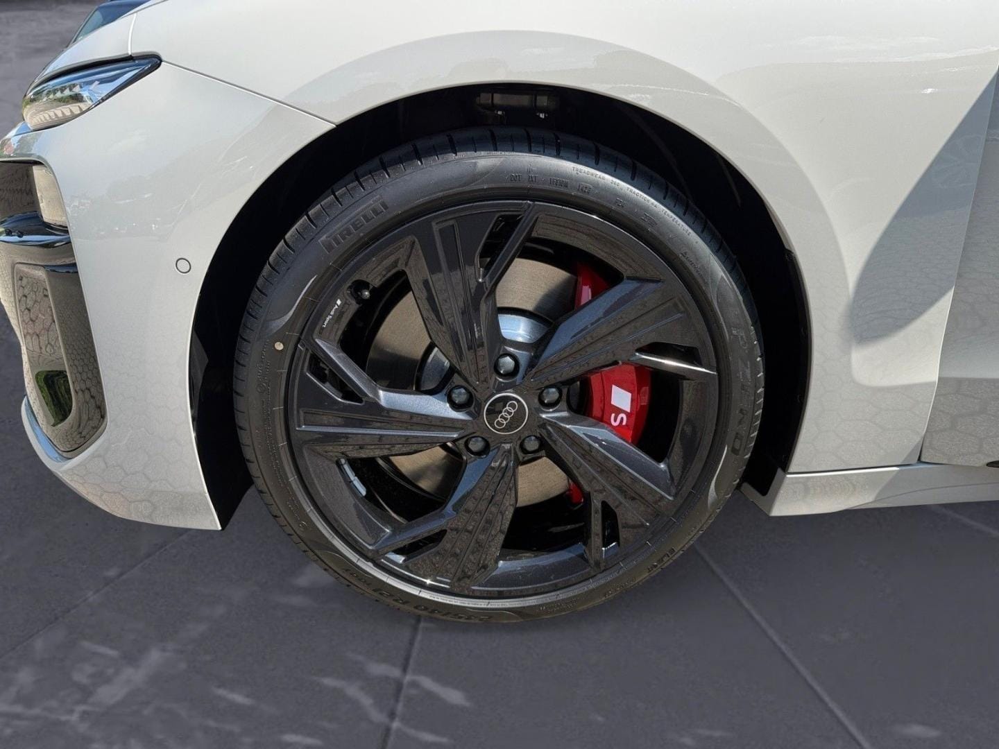 Bild über Audi S6 Sportback e-tron e-tron quattro 370 kW - für weitere Informationen kontaktieren Sie den Audi Partner