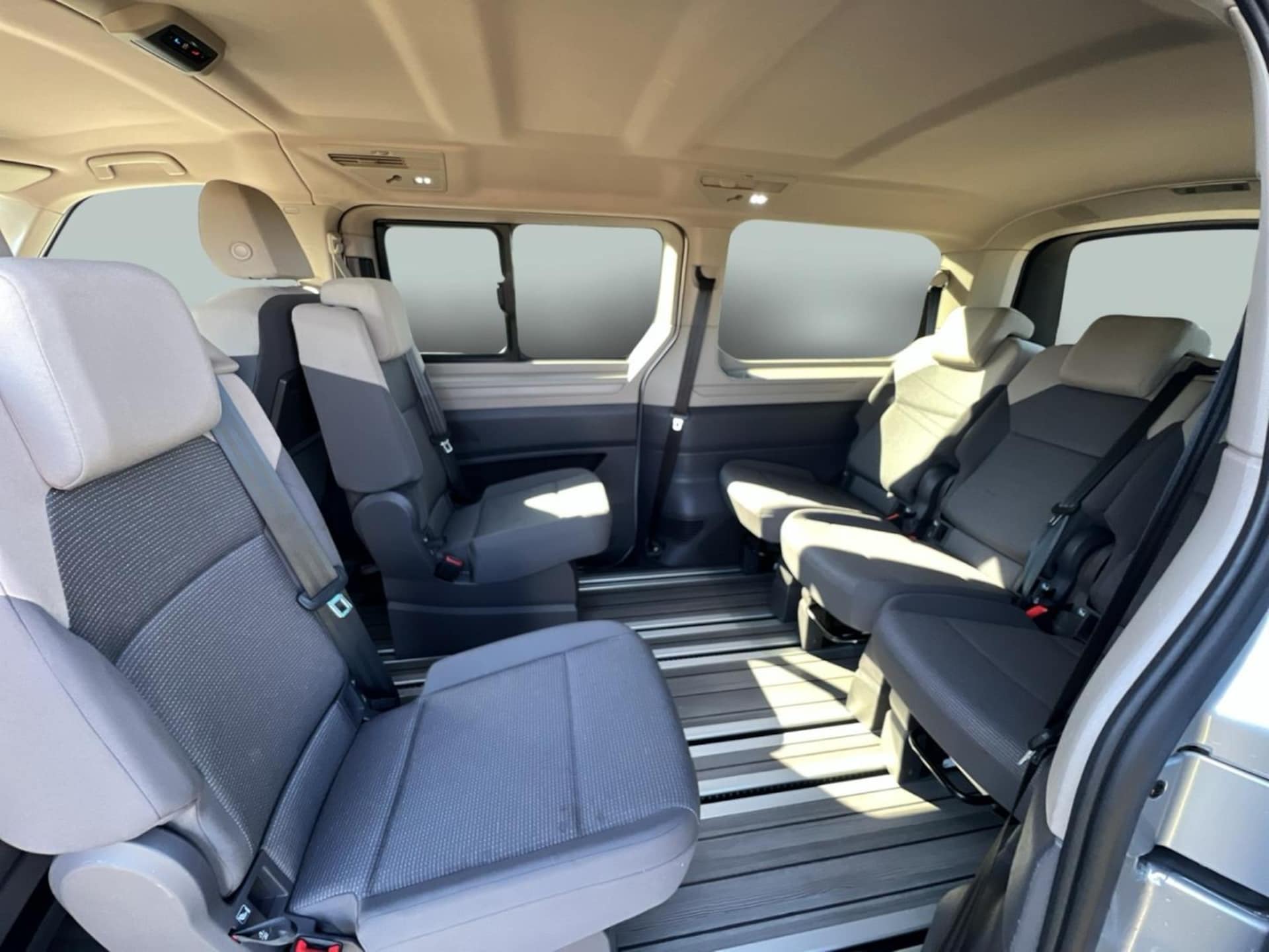 Volkswagen Multivan Langversion Basis-Modell