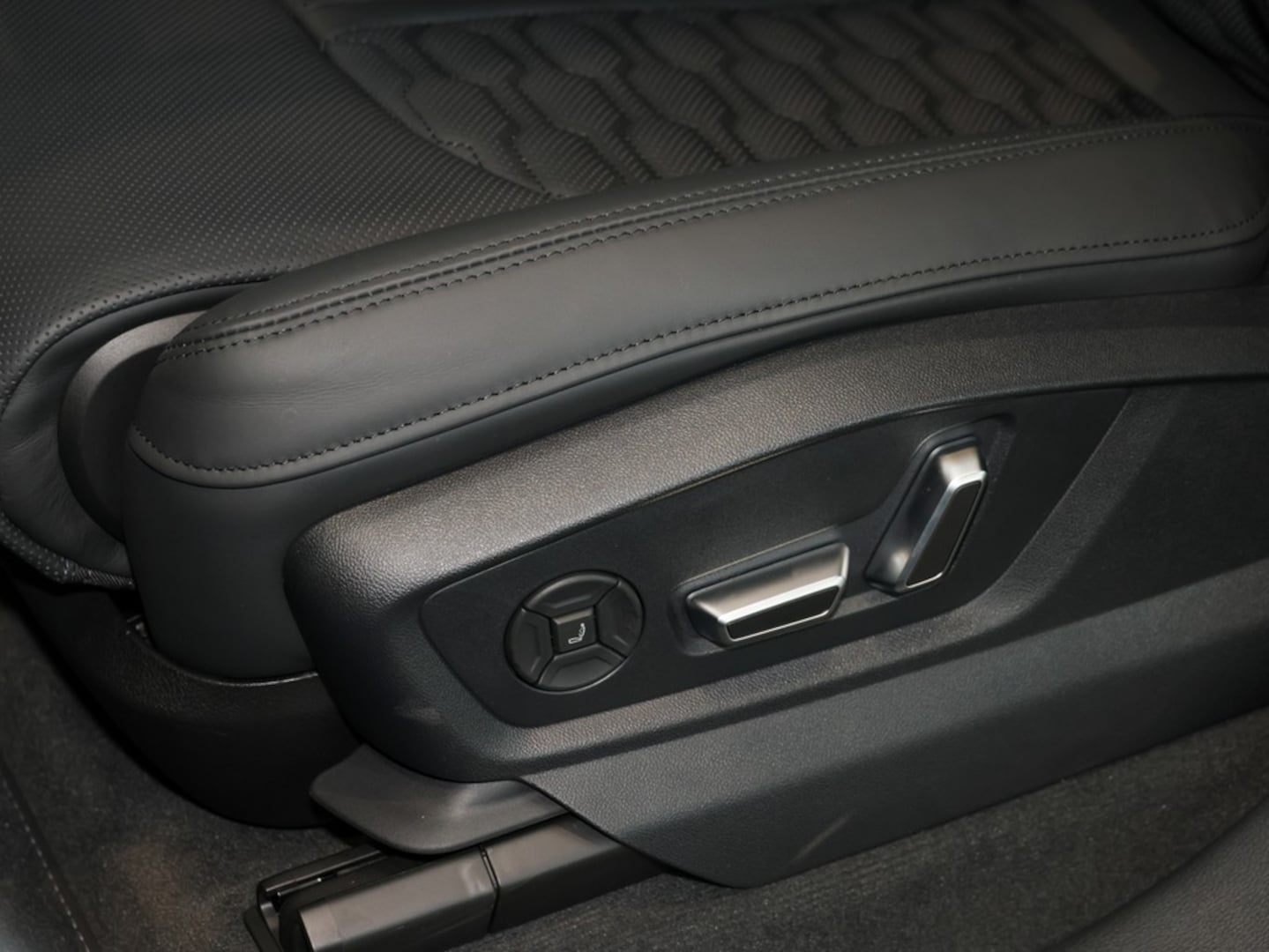 Bild über Audi RS Q8 SUV TFSI quattro 441 kW tiptronic - für weitere Informationen kontaktieren Sie den Audi Partner