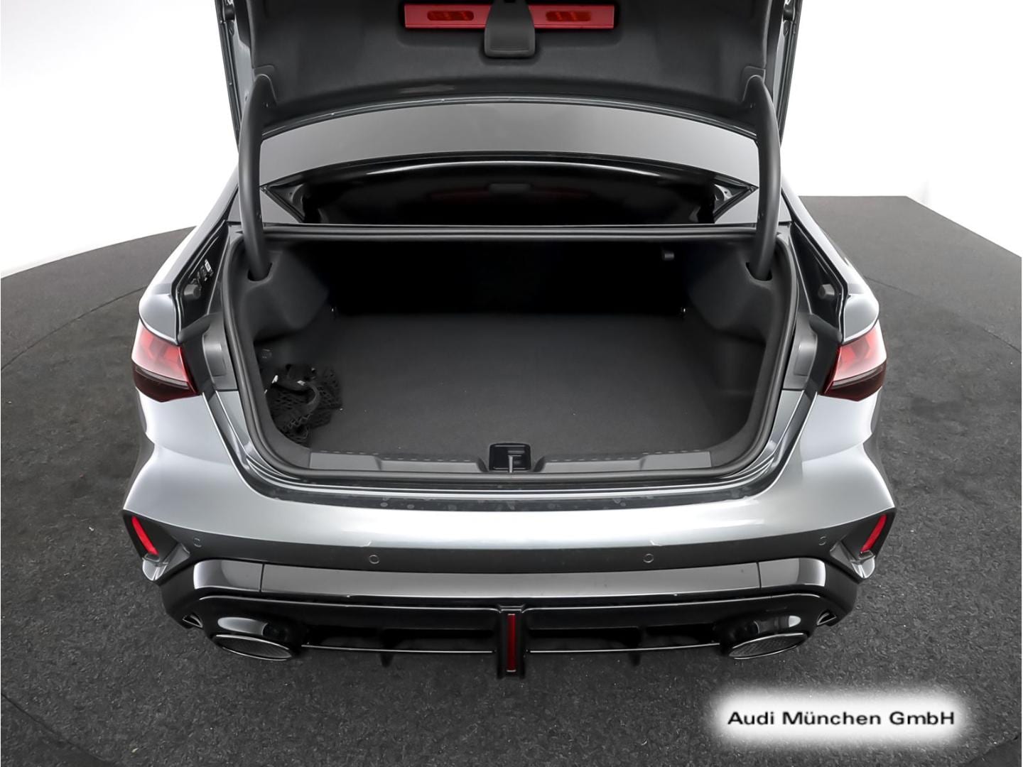 Bild über Audi RS 3 Limousine TFSI quattro 294 kW S tronic - für weitere Informationen kontaktieren Sie den Audi Partner