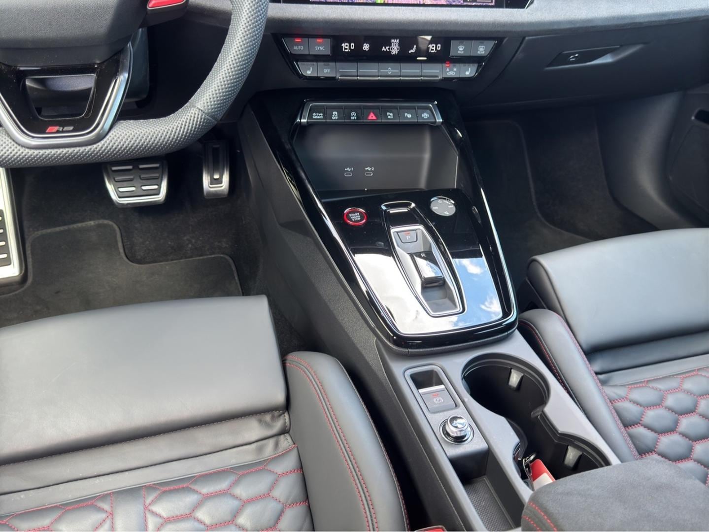 Bild über Audi RS 3 Limousine TFSI quattro 294 kW S tronic - für weitere Informationen kontaktieren Sie den Audi Partner