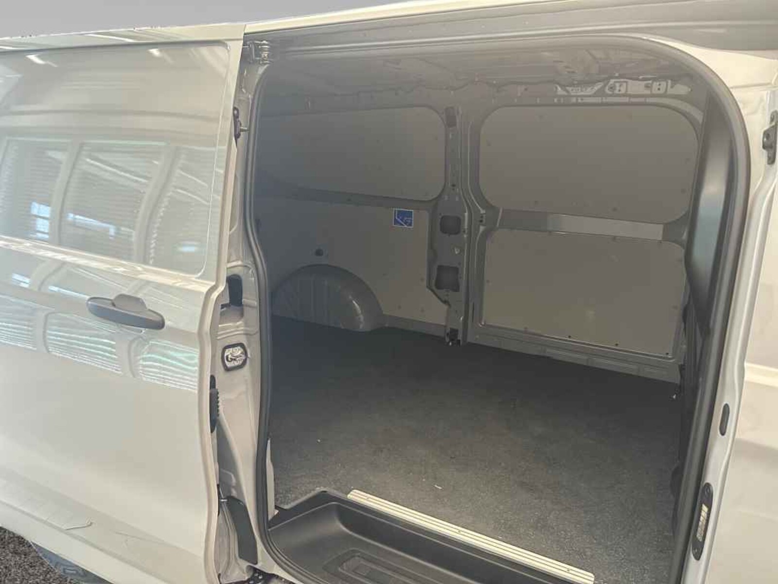 Volkswagen Transporter Kasten langer Radstand – Bild 13