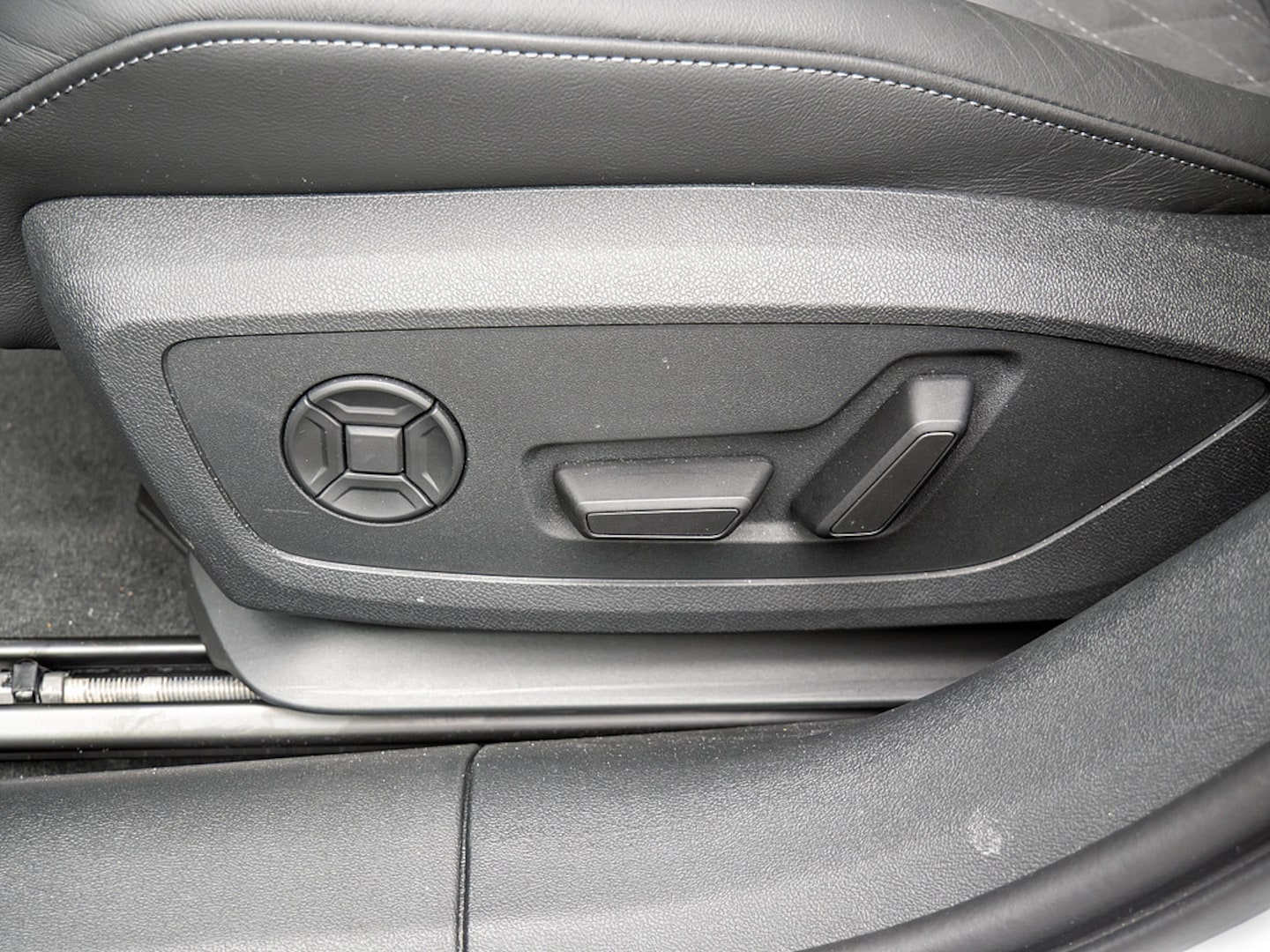 Bild über Audi A6 Avant TDI 150 kW S tronic - für weitere Informationen kontaktieren Sie den Audi Partner
