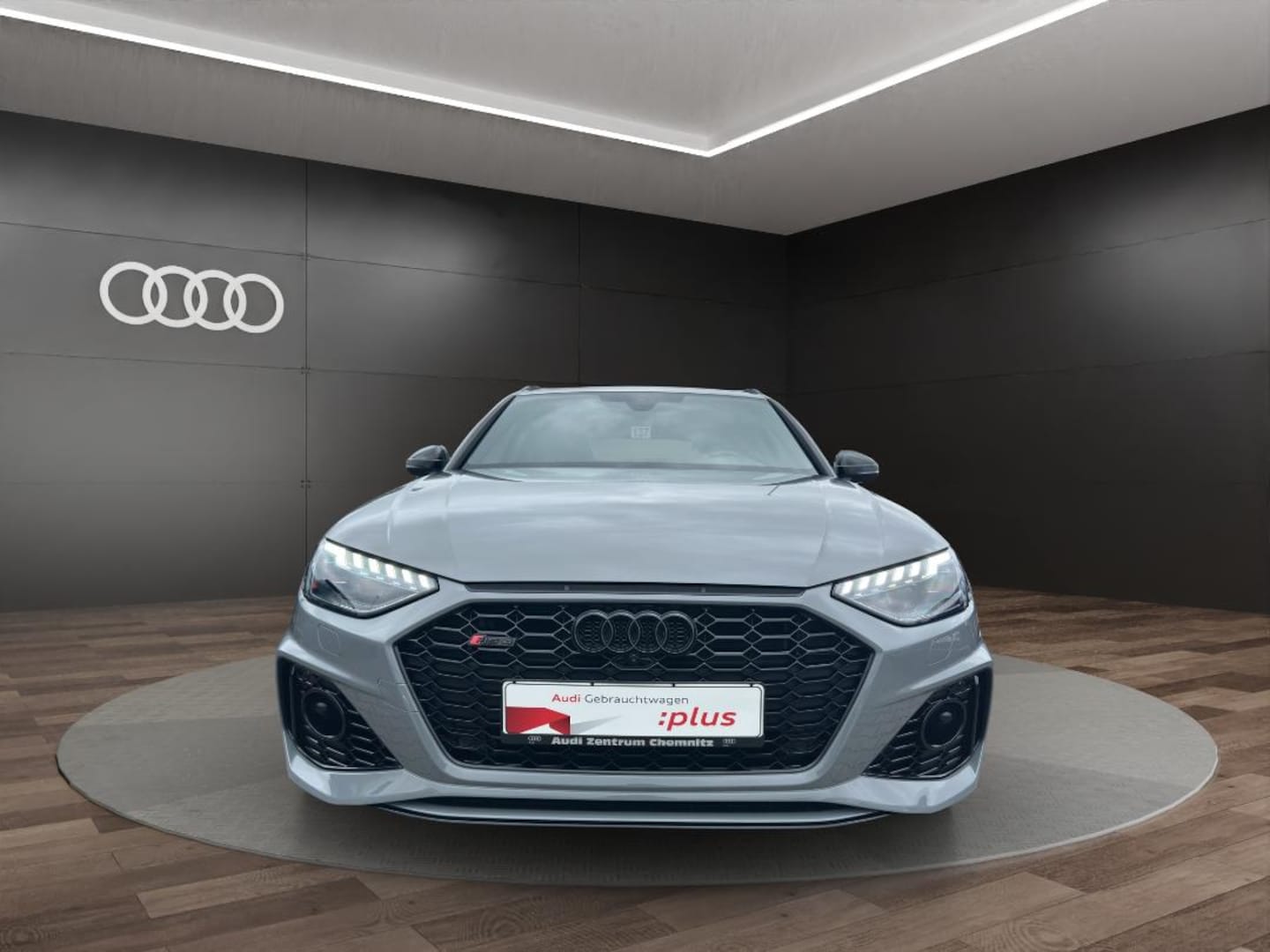 Bild über Audi RS 4 Avant TFSI quattro tiptronic - für weitere Informationen kontaktieren Sie den Audi Partner