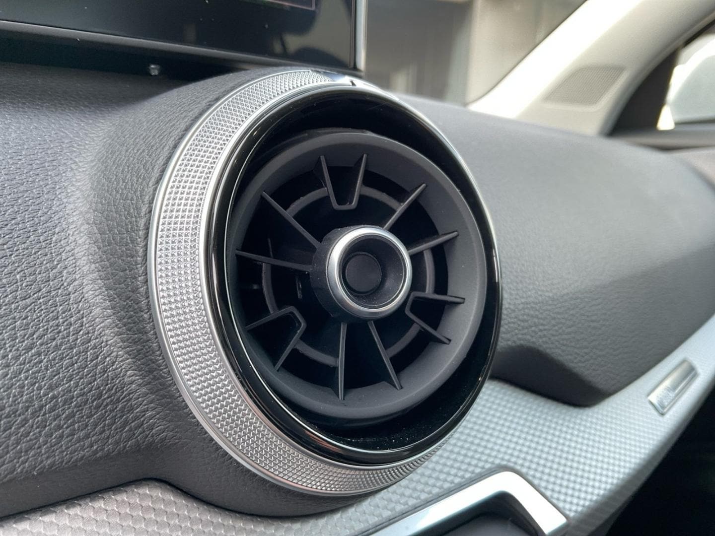 Bild über Audi Q2 advanced 35 TFSI S tronic - für weitere Informationen kontaktieren Sie den Audi Partner