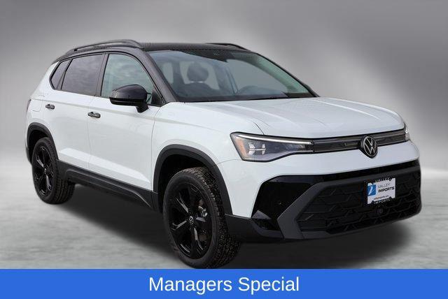 2025 Volkswagen Taos 1.5T SE Black 4Motion's photo