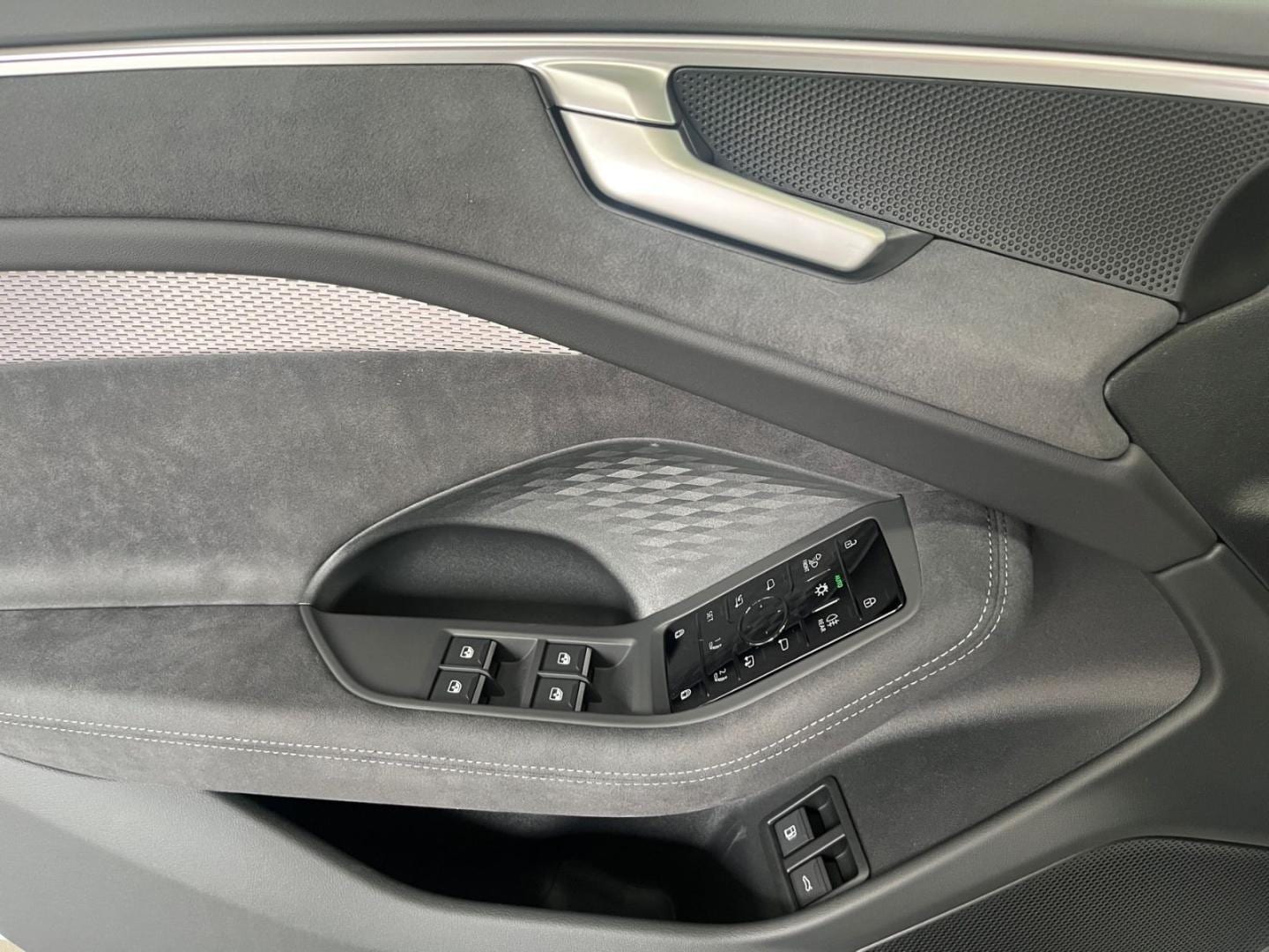 Bild über Audi A6 Avant e-hybrid edition one e-hybrid quattro 220 kW S tronic - für weitere Informationen kontaktieren Sie den Audi Partner