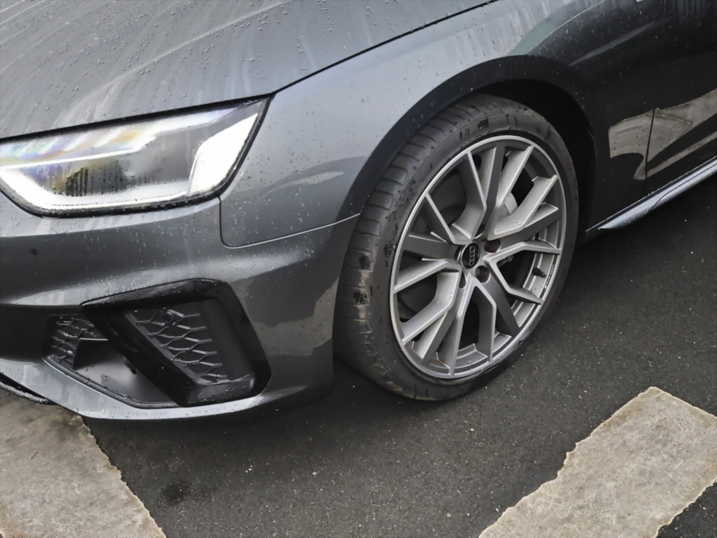 Bild über Audi A4 Avant S line 40 TFSI S tronic - für weitere Informationen kontaktieren Sie den Audi Partner