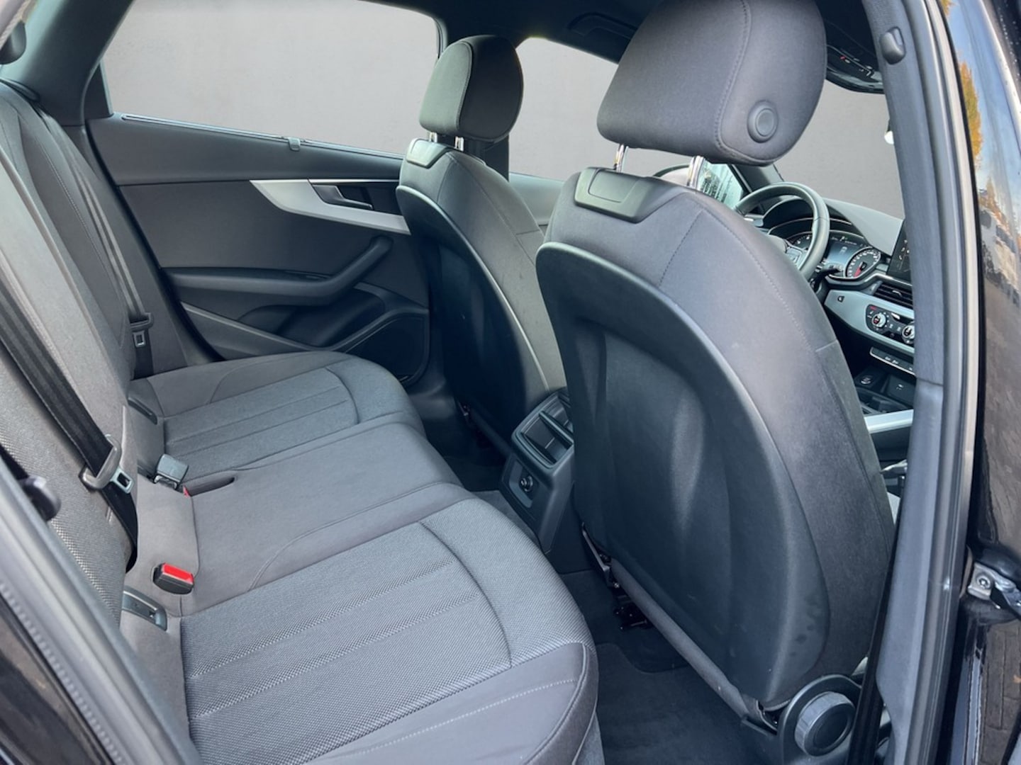 Bild über Audi A4 Avant 30 TDI S tronic - für weitere Informationen kontaktieren Sie den Audi Partner