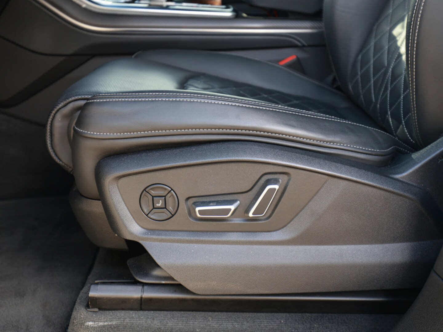 Bild über Audi Q8 SUV TFSI e S line business TFSI e quattro 360 kW tiptronic - für weitere Informationen kontaktieren Sie den Audi Partner