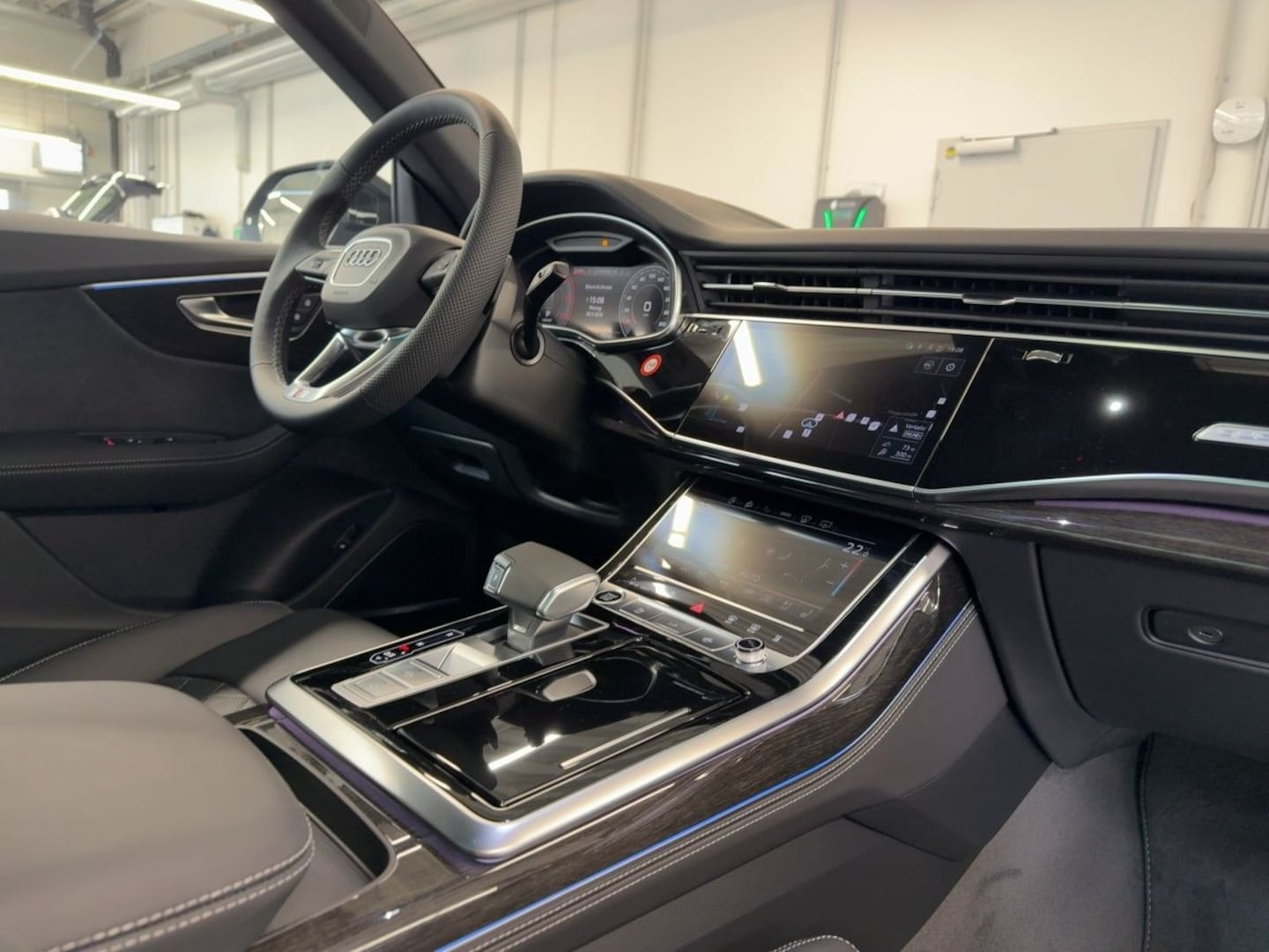 Bild über Audi Q8 SUV S line business TDI quattro 210 kW tiptronic - für weitere Informationen kontaktieren Sie den Audi Partner