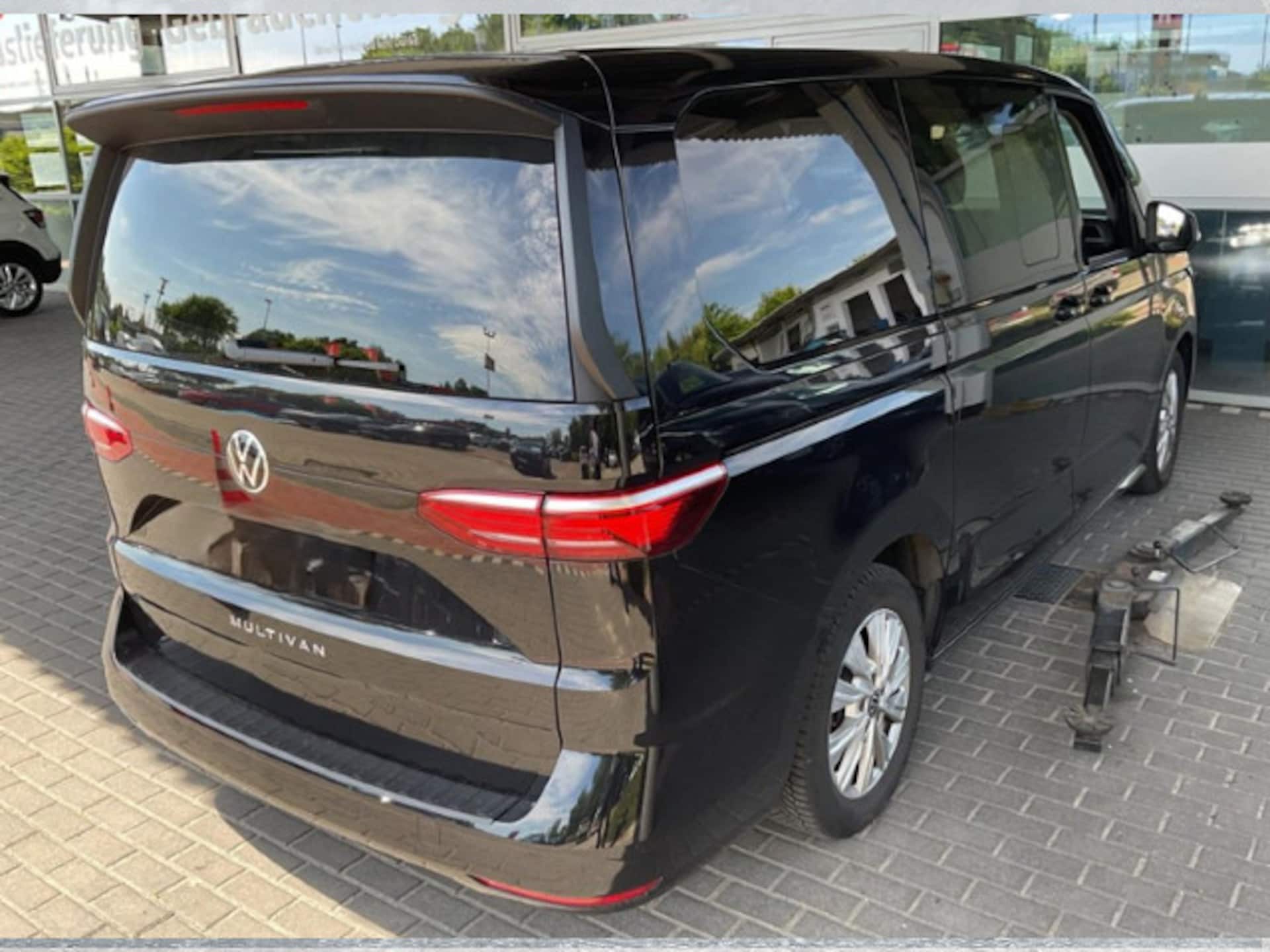 Volkswagen Multivan Langversion Basis-Modell