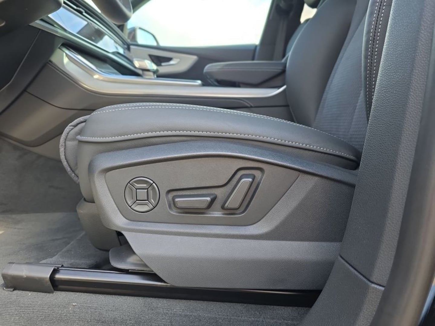 Bild über Audi Q8 SUV S line business TDI quattro 210 kW tiptronic - für weitere Informationen kontaktieren Sie den Audi Partner