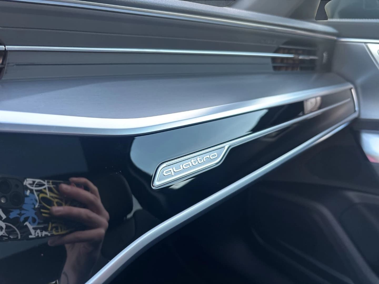 Bild über Audi A6 Avant TFSI e S line 55 TFSI e quattro S tronic - für weitere Informationen kontaktieren Sie den Audi Partner