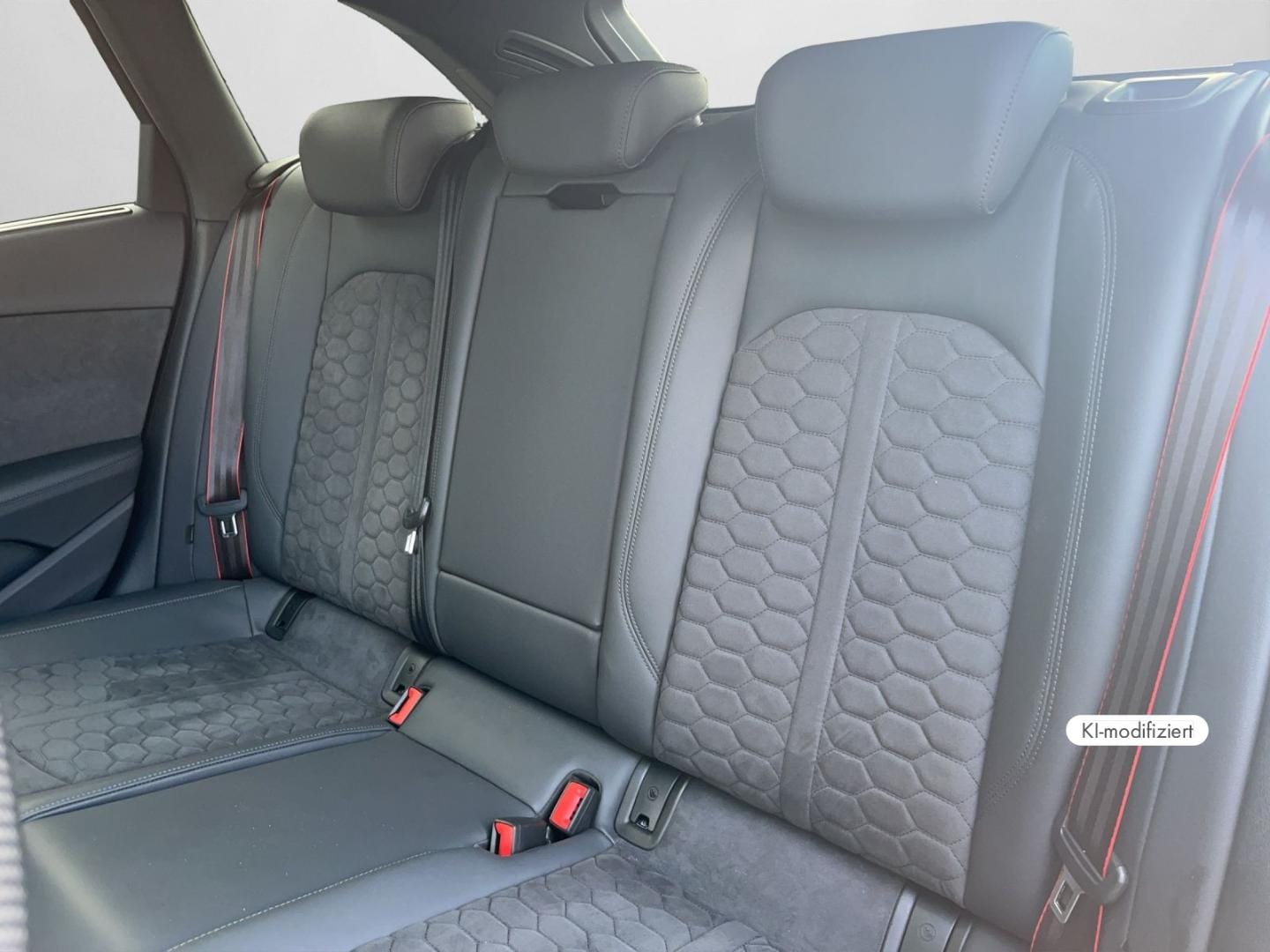 Bild über Audi RS 4 Avant TFSI quattro tiptronic - für weitere Informationen kontaktieren Sie den Audi Partner