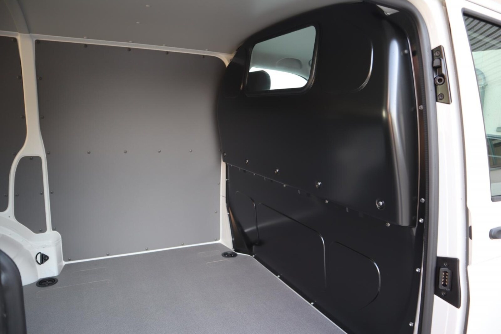 Volkswagen T6.1 Transporter Kasten kurzer Radstand – Bild 14