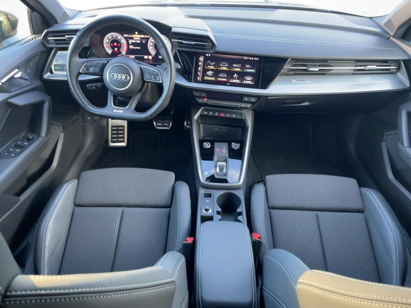 Bild über Audi A3 Sportback S line 35 TFSI S tronic - für weitere Informationen kontaktieren Sie den Audi Partner