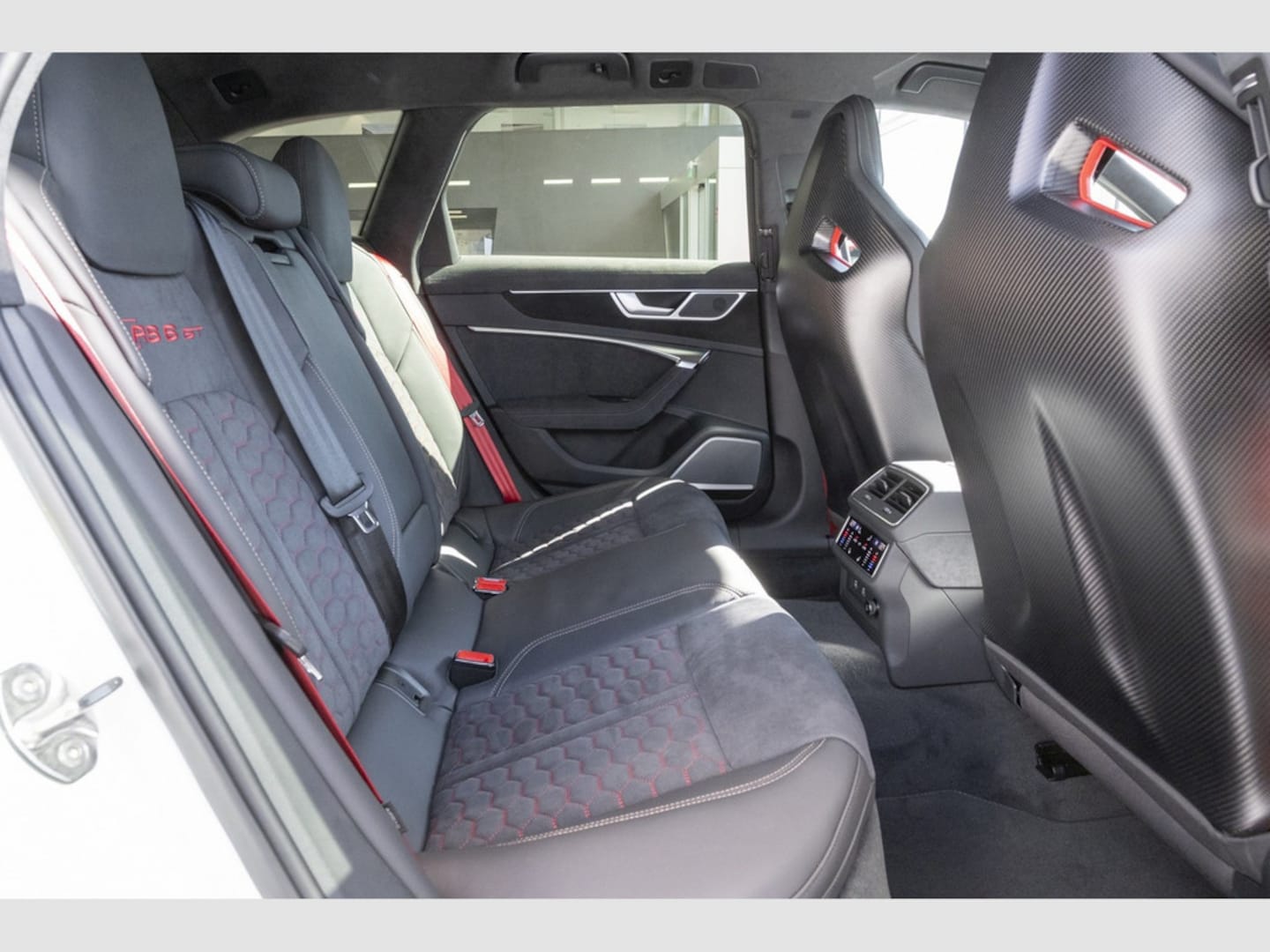 Bild über Audi RS 6 Avant performance quattro tiptronic - für weitere Informationen kontaktieren Sie den Audi Partner