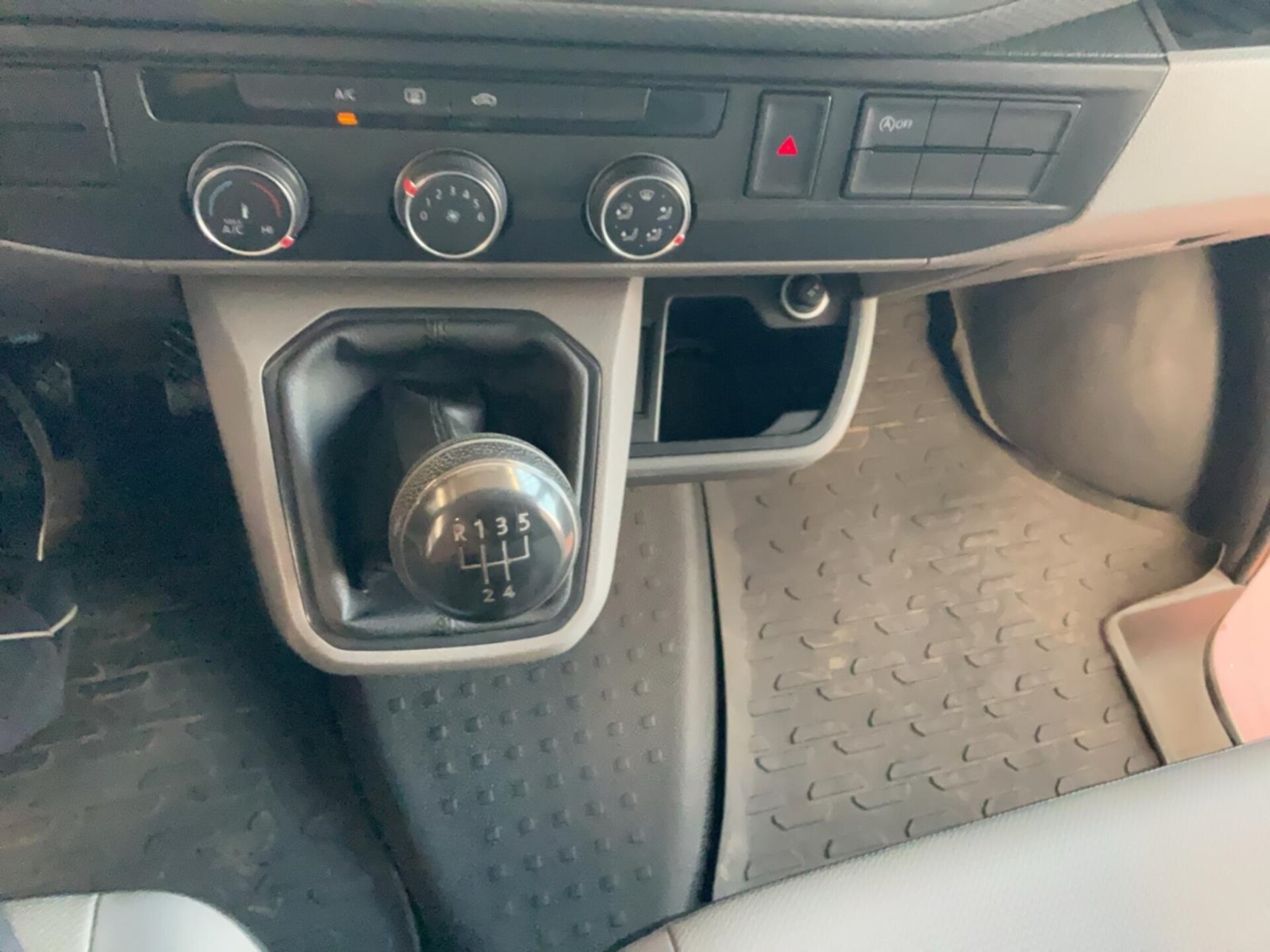 Volkswagen T6.1 Transporter Kasten langer Radstand