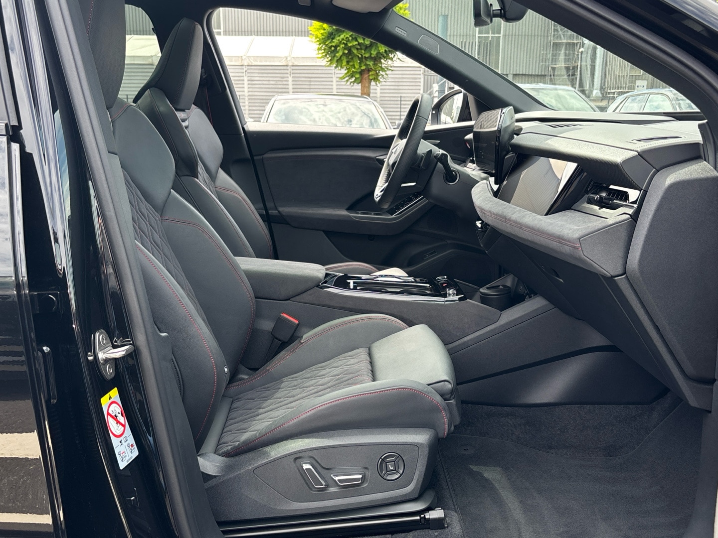Bild über Audi Q6 SUV e-tron e-tron performance - für weitere Informationen kontaktieren Sie den Audi Partner