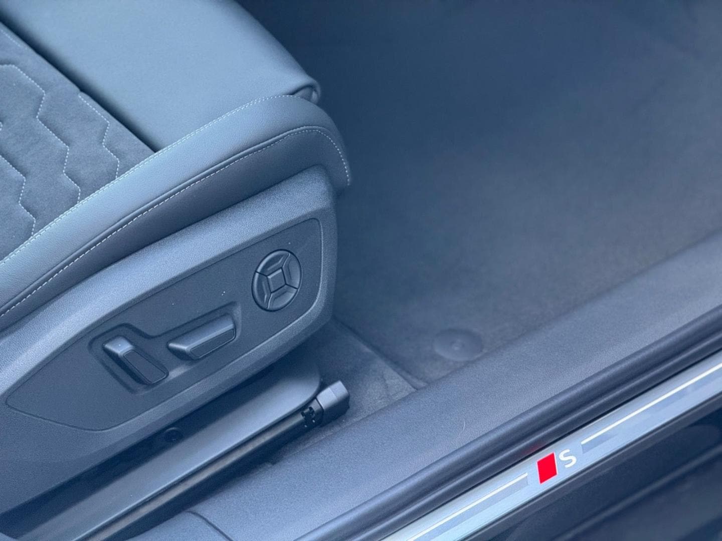 Bild über Audi A6 Avant e-tron S line business e-tron quattro 315 kW - für weitere Informationen kontaktieren Sie den Audi Partner