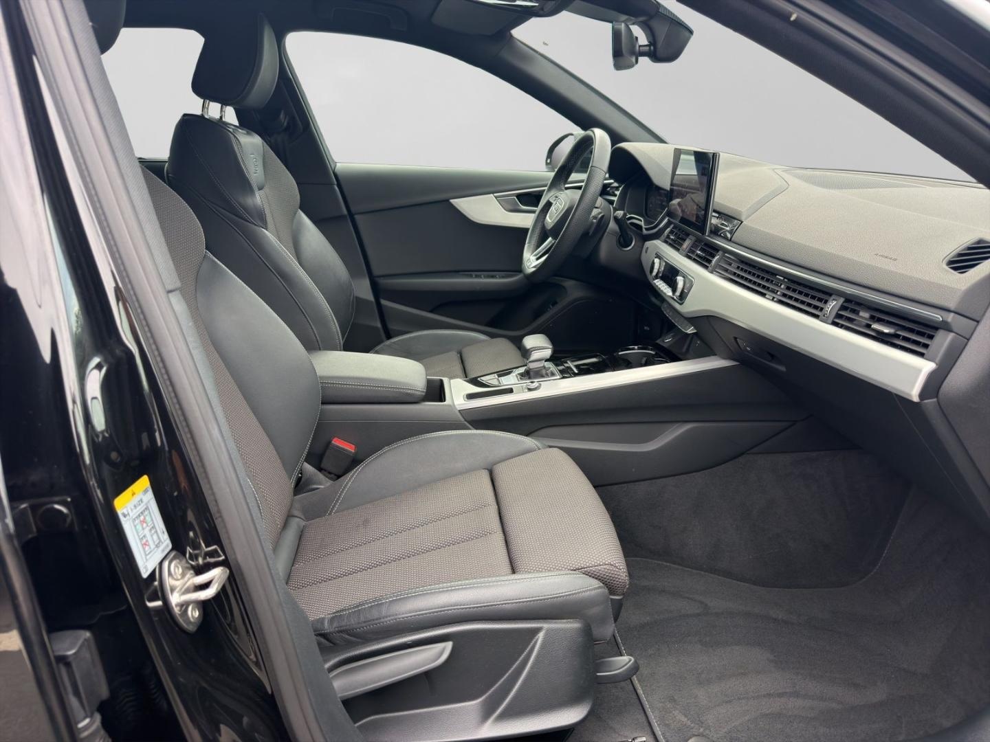 Bild über Audi A4 Avant S line 40 TFSI S tronic - für weitere Informationen kontaktieren Sie den Audi Partner