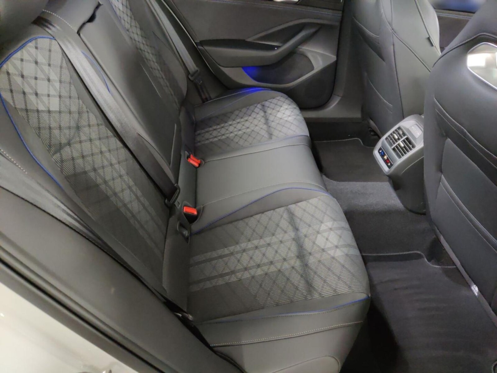 Volkswagen Passat – Bild 14